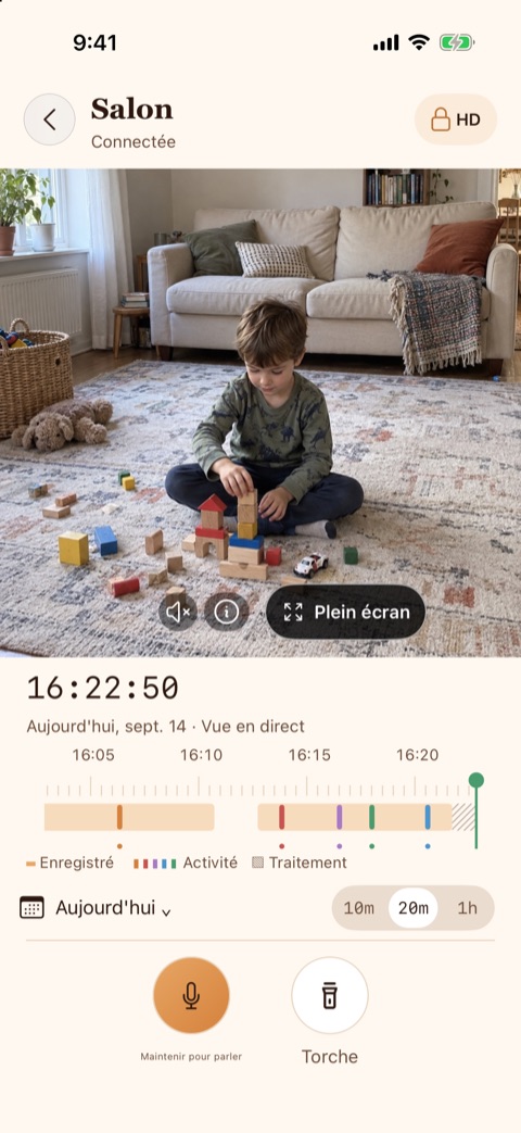 Vue en direct Oriel montrant un enfant qui joue à la maison
